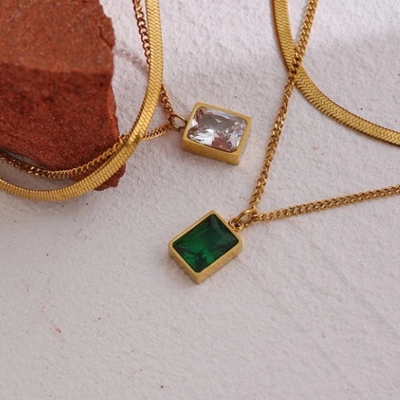 💚Gold plated green square pendant necklace - Picture 4 of 7